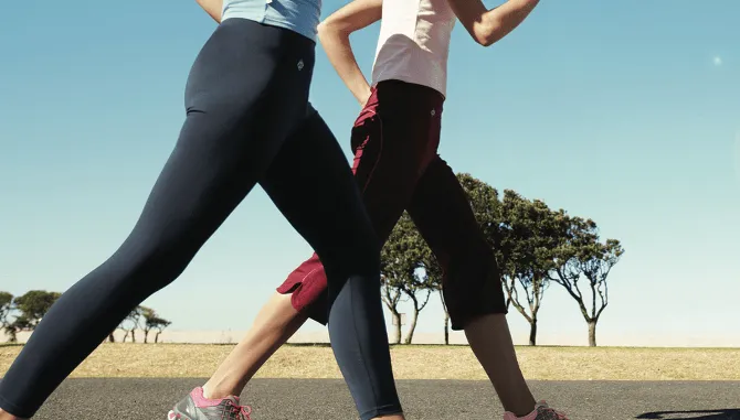 Consigli-tenersi-in-forma-camminando Gambe di persone che camminano su una strada