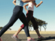 Gambe di persone che camminano su una strada