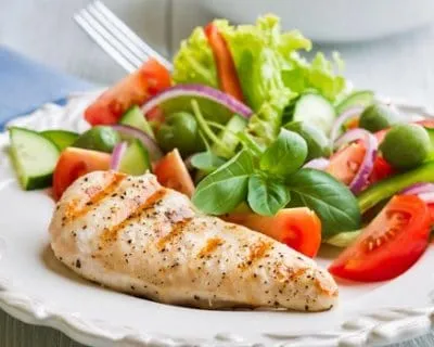 Piatto con petto di pollo e insalata mista