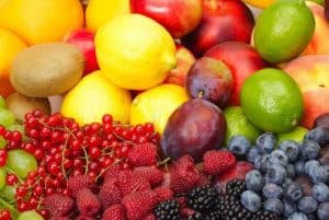 Frutta fresca di stagione: agrumi e frutti di bosco
