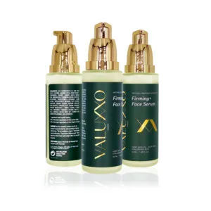 Tre flaconi di prodotti cosmetici della linea Valuxxo